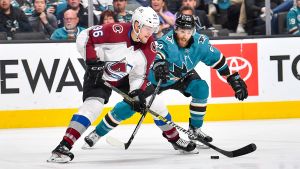I slutspelets andra omgång förlorade Mikko Rantanens Colorado med 3–4 i segrar mot San Jose. Ishockeyspelarna Mikko Rantanen och Barclay Goodrow tampas om pucken.
