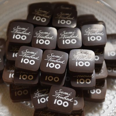 Fyrkantiga chokladbitar med Suomi 100-tryck.