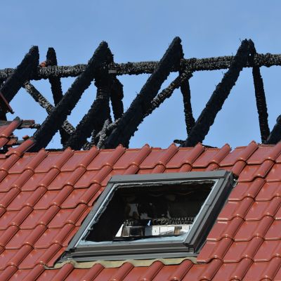Närblid på det skadade taket i på byggnaden som skulle inkvartera 40 asylsökande i Tröglitz, Tyskland.