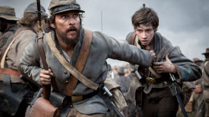 På språng mot ännu en Oscarsnominering? Matthew McConaugheys sydstatare Newton Knight gör sitt bästa för att skydda unge Daniel (Jacob Lofland) på slagfältet. Matthew McConaughey springer över salgfältet med en ung soldat som han försöker skydda.