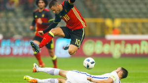 Sparv spelade senast i landslaget i juli 2016, här i en match mot Belgien och Eden Hazard. Belgiens Eden Hazard och Tim Sparv i duell.