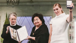Berit Reiss-Andersen från Nobelkommittén, Hiroshimaöverlevaren Setsuko Thurlow och Beatrice Fihn från ICAN. Berit Reiss-Andersen, Setsuko Thurlow och Beatrice Fihn.