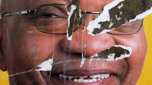 En riven valaffisch av den impopuläre presidenten Jacob Zuma En riven valaffisch av den impopuläre presidenten Jacob Zuma