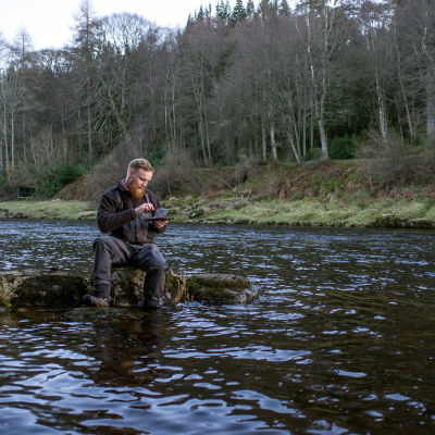 Aleksi Klytseroff kalastamassa Skotlannissa.