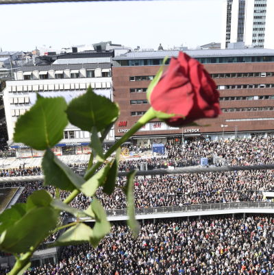 Tiotusentals människor samlades på Sergels torg i centrala Stockholm den 9 april 2017 för att delta i en kärleksmanifestation efter den misstänkta terrorattacken.