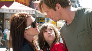 Susanna (Julianne Moore), Maisie (Onata Aprile) ja Lincoln (Alexander Skarsgård) elokuvassa Mitä Maisie tiesi