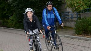 Li Andersson och Paavo Arhinmäki cyklar från Helsingfors till Borgå för att delta i Vänsterförbundets sommarmöte.
