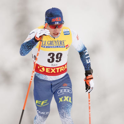 Lauri Vuorinen hiihtää Rukan maailmancupissa.