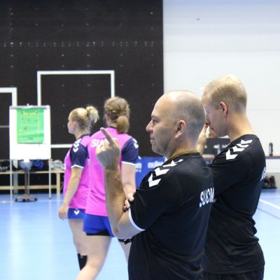 Finlands damlandslag i handboll tränar i Kisakallio 5.10.2016.