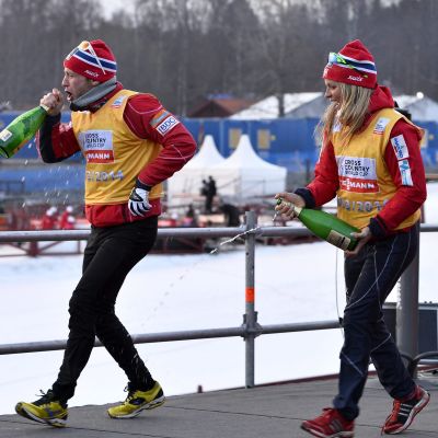Martin Johnsrud Sundby och Therese Johaug firar en seger i världscupen.