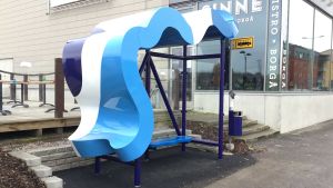 Konstverket "Inom kort" av Corinna Helenelund. Busshållplats som designats av Corinna Helenelund.