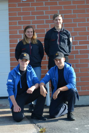 Övre raden från vänster: Josefine Sjöstrand, David Sved. Nedre raden från vänster: Alex Antell och Jesper Finne. Fyra brandkårister ler mot kameran.