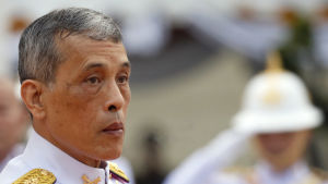 Kung Maha Vajiralongkorn får kritik för sitt sätt att handskas med kungahusets enorma tillgångar, för att han mest bor utomlands, för sina många älskarinnor och för misstänkt korruption. Kung Maha Vajiralongkorn under en kunglig ceremoni i april 2018.