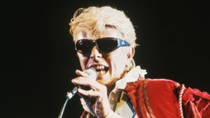 David Bowie esittää kappaletta Cracked Actor. Kuva Serious Moonlight -kiertueen konserttitaltiosta 1983.