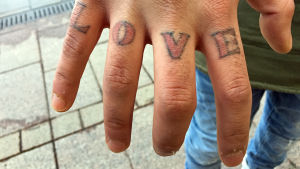 Salar har i dag en finsk pojkvän och bot i Helsingfors. Han tror att han dödas ifall han återvänder till Irak. Salars tatuerade hand.