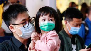 Kinesiska hälsomyndigheter har bekräftat det första fallet av coronasmitta i Hongkong. Också där har de flesta börjat använda skyddsmask utomhus. Kinesiska hälsomyndigheter har bekräftat det första fallet av coronasmitta i Hongkong. Också där har de flesta börjat använda skyddsmask utomhus.