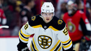Urho Vaakanainen i Bostons tröja. Boston har höga förväntningar på Urho Vaakanainen.