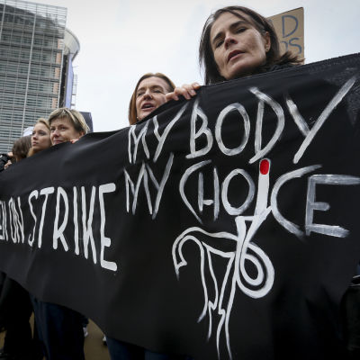 Demonstration mot strängare abortlag  i Polen.