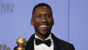 En nöjd Mahershala Ali mottog priset för bästa manliga biroll. Mahershala Ali med sin Golden Globe för bästa manliga biroll i Green Book.