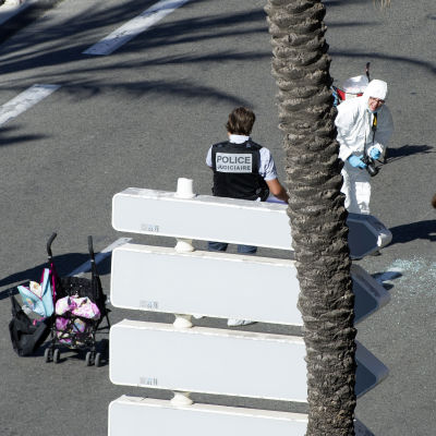 Polisen undersöker strandpromenaden i Nice efter lastbilsattack.