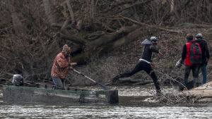 En grupp migranter som lyckades ta sig över gränsfloden Evros hoppade i land på grekisk mark på söndagen. En grupp migranter som lyckades ta sig över gränsfloden Evros hoppade i land på grekisk mark på söndagen.