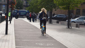 Ett enkelt staket gjorde cykeltrafiken vid Elielplatsen mycket smidigare. Reetta Keisänen är cykelkoordinator vid Helsingfors stad. Elielplatsen är problematisk för cyklister.