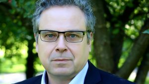 Mikko Majander. Docent Mikko Majander har piblicerat en ny rapport för tankesmedjan magma med rubriken "Är Sverige en förebild för Finland? "