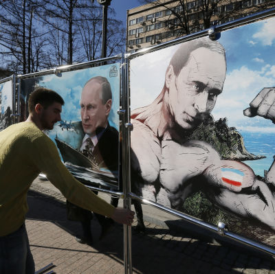 Teckningar av Vladimir Putin installeras i Moskva inför årsdagen av annekteringen av Krim.