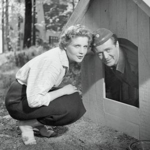 Maija Karhi ja Heikki Savolainen (koirankopissa) elokuvassa Vääpelin kauhu.