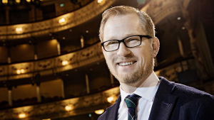 Joachim Thibblin efterträdde för ett år sedan Johan Storgård som chef för Svenska Teatern. Joachim Thibblin klädd i kostym i Svenska teaterns sal.
