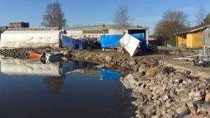 Ägarna hade gjort en ny plan för Örarna. Bland annat skulle man bygga nya hallar, riva gammalt, måla och snygga upp stället. Ägarans hade gjort en ny plan för Örarna. Bland annat skulle man bygga nya hallar, riva gammalt, måla och snygga upp stället.