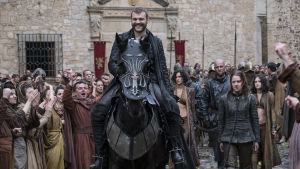 Pilou Asbæk tronar till häst i Game of Thrones. (VÄNSTER TILL HÖGER) Pilou Asbæk som Euron Greyjoy, Indira Varma som Ellaria Sand, Gemma Whelan som Yara Greyjoy och Rosabell Laurenti Sellers som Tyene Sand – Photo: Macall B. Polay/HBO. HBO Nordic/Säsongerna 1-7