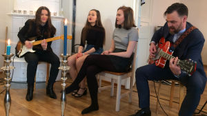 Tuhkimotarinoiden Timo tyttärineen musisoi Erja Lyytisen kanssa.