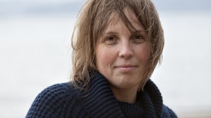 Karin Erlandsson skriver först en råversion som hon sedan rättar. En person (Karin Erlandsson) tittar in i kameran