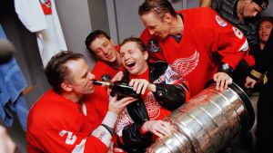 En del av "the Russian Five" med Stanley Cup-buckan 1997. Vjatjeslav Fetisov, Boris Mironov, Vladimir Konstantinov och Igor Larionov.