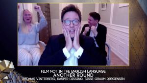 En glad reaktion från Thomas Vinterberg då det stod klart att filmen "En runda till" tilldelats en Bafta-statyett. En glad reaktion från Thomas Vinterberg då det stod klart att filmen "En runda till" tilldelats en Bafta-statyett.