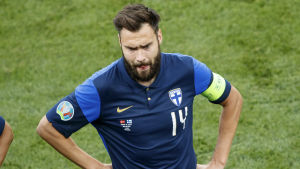 "Jag ville att vi lyssnar på vad de danska spelarna vill och stöder deras val. Alla förstår säkert att man inte efter en sån episod är det inte naturligt att spela fotboll – det var knappast hälsosamt för psyket", säger Tim Sparv. Tim Sparv ser sammanbiten ut.