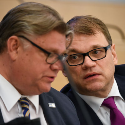 Utrikesminister Timo Soini och statsminister Juha Sipilä i riksdagen den 1 juli 2016.
