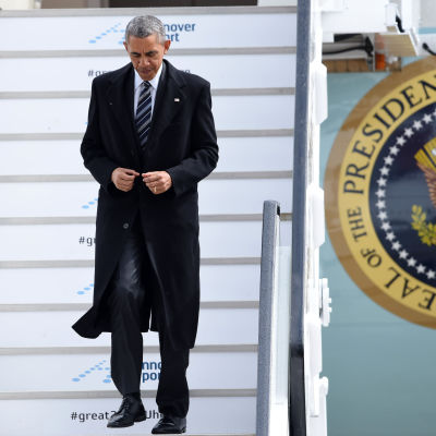 Barack Obama kliver av flygplanet på flygplatsen i Hannover. Obama ska stanna i Tyskland i två dagar.