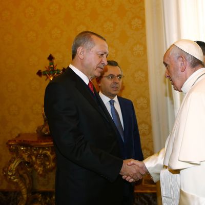 Turkiets president Recep Tayyip Erdogan skakar hand med påven