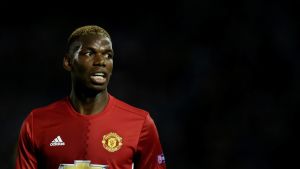 Paul Pogbas signatur kostade United 105 miljoner euro. Paul Pogba tittar åt vänster.