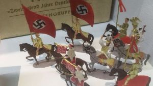 Tennsoldater med naziemblem på museum i München. Tennsoldater med naziemblem.