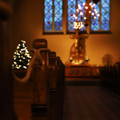 Juldekorationer inne i en kyrka.