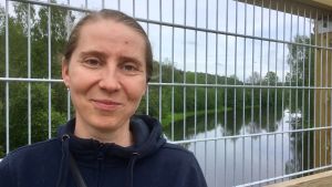 Kati Räsänen rider gärna på Banvallen, men hon går även där med sina hundar. Hon är glad över att den gamla järnvägsbron är reparerad, den vågade Billnäs ryttare inte använda med hästarna. Räsänen slutade använda bron då hon var ute med hundarna eftersom bron kändes farlig. Kati Räsänen.