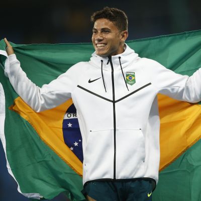 Thiago Da Silva tuulettaa Brasilian lipun kanssa.
