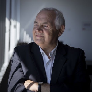 Det är svårt att rekrytera i stora städer som Lissabon eller Porto berättar Jorge Pires. En äldre man med grått hår tittar ut genom ett öppet fönster på ett kontor.