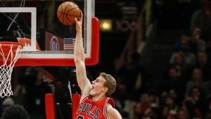 Lauri Markkanen har imponerat så här långt. Lauri Markkanen under korgen.