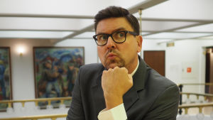 Håkan Omars som Svante, kommundirektören som SKA vinna titeln som årets kommun. Håkan Omars som Svante i realityserien På kommun