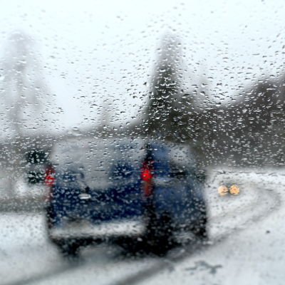 snöig väg fotad genom vindrutan på en bil