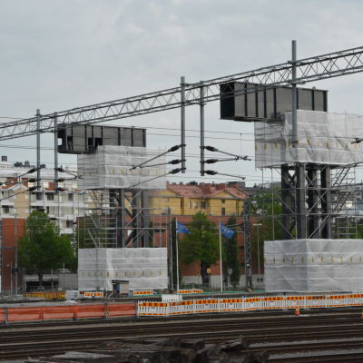 Över järnvägen står tre pelare som den kommande Logomobron ska hänga i.